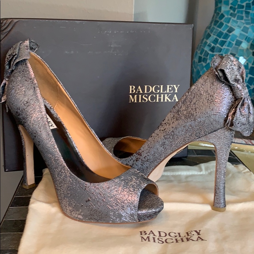 Badgley Mischka Macee Silver Shimmer Peep Toe 2x Hostpick